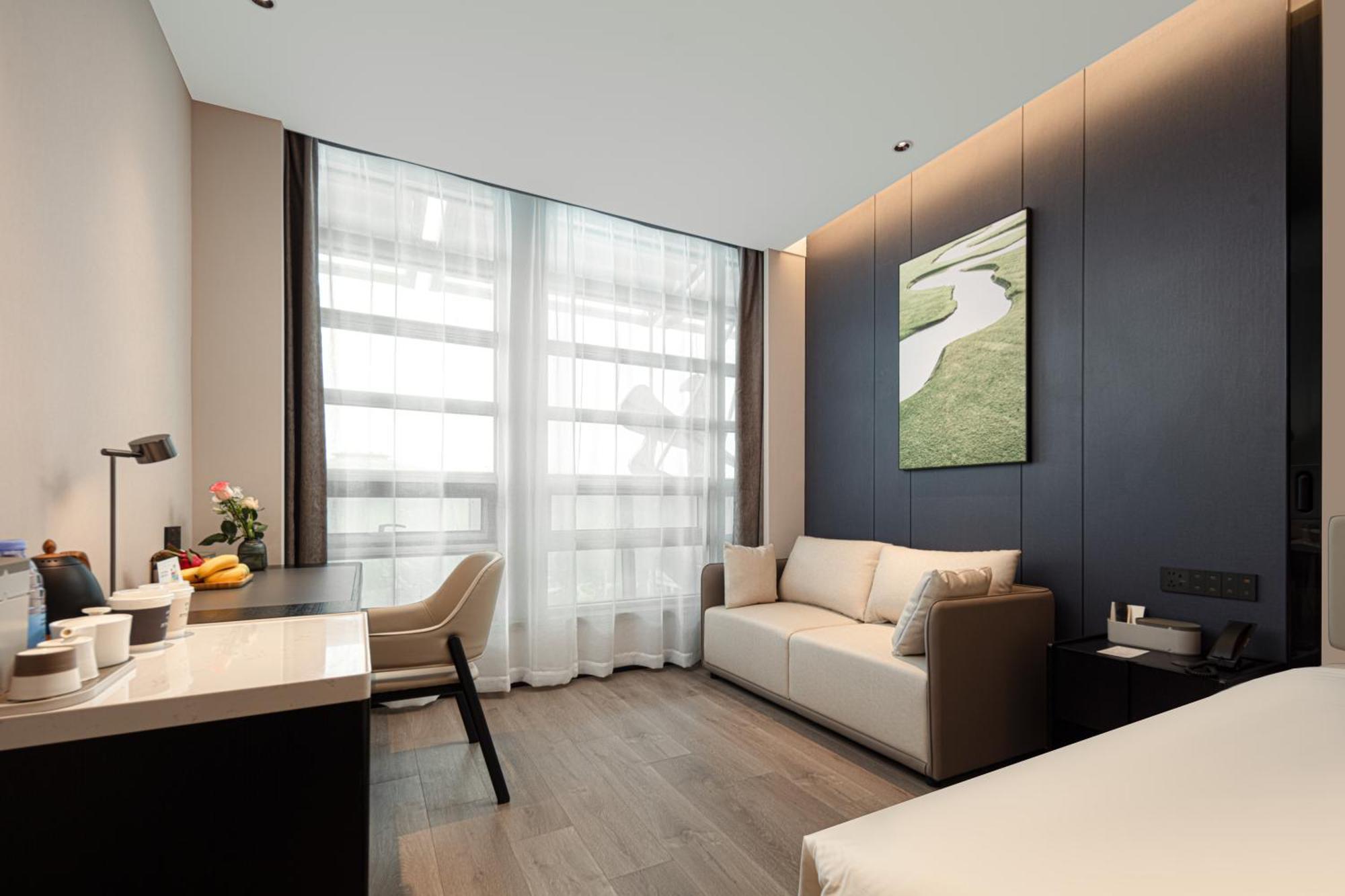 Atour South Station Shilong Road 4*